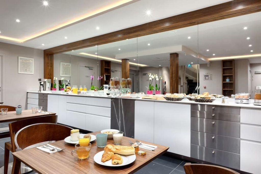 Petit déjeuner buffet (15 EUR par personne)